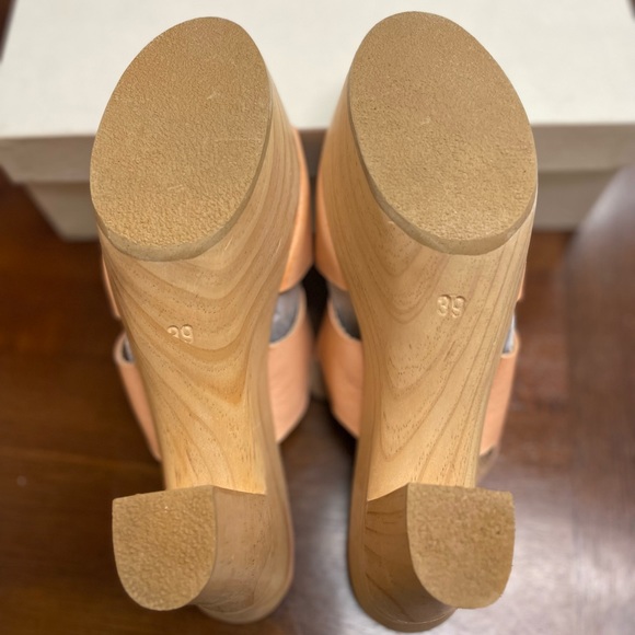 Like NEW Bettye Muller Contact platform heel sandals